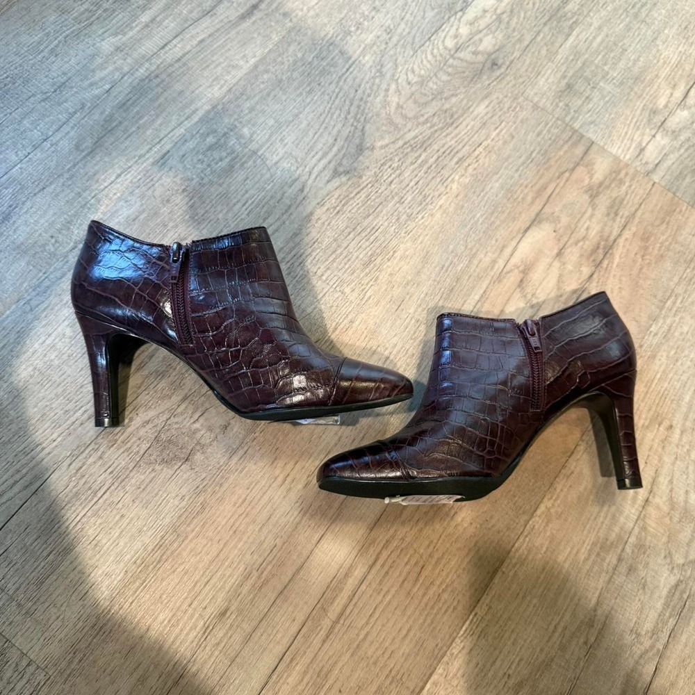 Antonio Melani Priceless Burgundy Croc Embossed Leather Booties Heels 6M